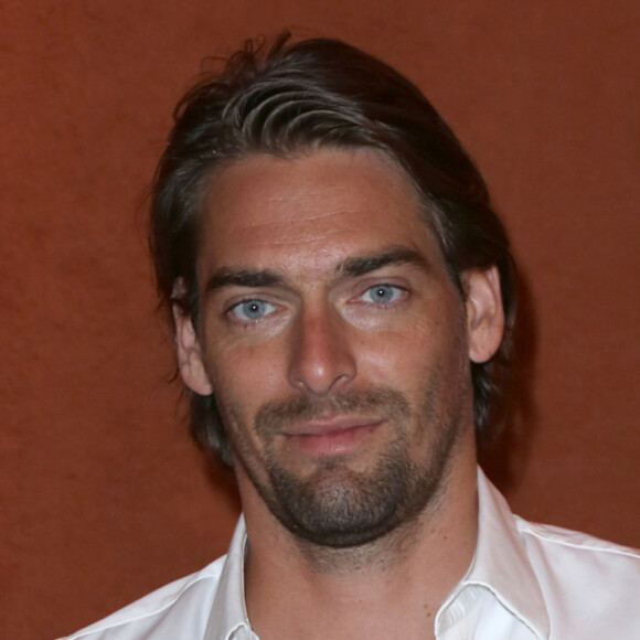 Camille Lacourt défend Didier Deschamps
Camille Lacourt lors du dîner de la "Soirée Blanche" au bar Magnum du Village de Roland Garros à Paris. © Veeren/Bestimage 