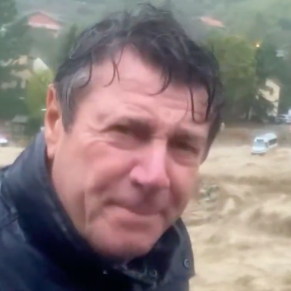 Dévoilant la montée des eaux et les nombreux dégâts déjà identifiables sur la commune de Saint-Martin-Vésubie, où la situation est très difficile
Christian Estrosi sur le terrain pendant la tempête Aline