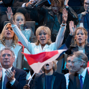 Une famille soudée !
Richard Ferrand, Laurence Auzière Jourdan (cardiologue), Brigitte Trogneux (Macron), Tiphaine Auzière (avocate), le compagnon de T. Auzière, Antoine (gastro-entérologue), Gérard Collomb, François Bayrou, Marielle de Sarnez - La famille, les amis et soutiens d'Emmanuel Macron dans les tribunes lors du premier grand meeting d'Emmanuel Macron à l'AccorHotels Arena à Paris