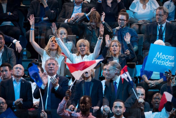 Une famille soudée !
Richard Ferrand, Laurence Auzière Jourdan (cardiologue), Brigitte Trogneux (Macron), Tiphaine Auzière (avocate), le compagnon de T. Auzière, Antoine (gastro-entérologue), Gérard Collomb, François Bayrou, Marielle de Sarnez - La famille, les amis et soutiens d'Emmanuel Macron dans les tribunes lors du premier grand meeting d'Emmanuel Macron à l'AccorHotels Arena à Paris