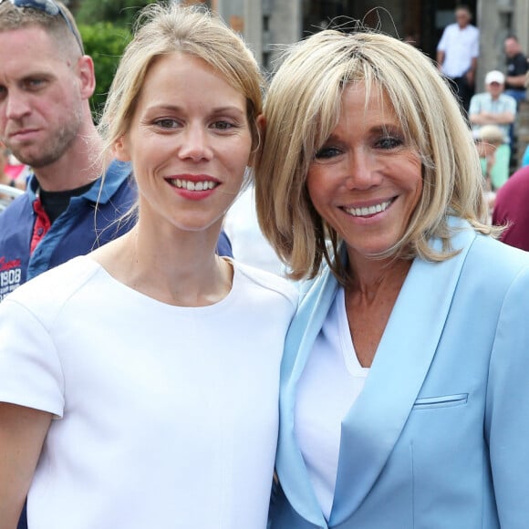 Les deux soeurs ont pris la pose ensemble. Des photos à retrouver sur Instagram.
La première dame Brigitte Macron (Trogneux) et sa fille Tiphaine Auzière vont voter à la mairie du Touquet pour le second tour des législatives, au Touquet. © Sébastien Valiela-Dominique Jacovides/Bestimage 