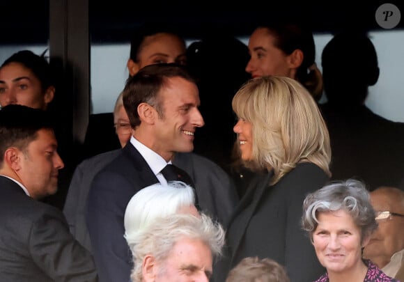 Emmanuel Macron et sa femme Brigitte - Le président de la République française E.Macron et la première dame B.Macron assistent à la messe donnée par le pape François au stade Vélodrome de Marseille. Sa Sainteté le pape François est à Marseille pour la clôture des Rencontres Méditerranéennes. © Dominique Jacovides / Bestimage