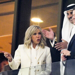 Le président Emmanuel Macron et sa femme Brigitte aux cotes de L'émir du Qatar Tamim ben Hamad Al Thani dans les tribunes du match "France - Argentine (3-3 - tab 2-4)" en finale de la Coupe du Monde 2022 au Qatar, le 18 décembre 2022. © JB Autissier / Panoramic / Bestimage 