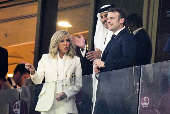 Le président Emmanuel Macron et sa femme Brigitte aux cotes de L'émir du Qatar Tamim ben Hamad Al Thani dans les tribunes du match "France - Argentine (3-3 - tab 2-4)" en finale de la Coupe du Monde 2022 au Qatar, le 18 décembre 2022. © JB Autissier / Panoramic / Bestimage 