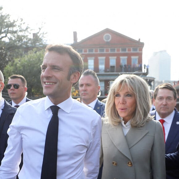 Le président français Emmanuel Macron et sa femme Brigitte arrivent à La Nouvelle-Orleans, accueillis par la maire de la ville LaToya Cantrell, à l'occasion de leur voyage officiel aux Etats-Unis. Le 2 décembre 2022 © Dominique Jacovides / Bestimage 