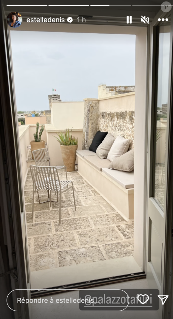 En photo, Estelle Denis a justement partagé une image de sa luxueuse chambre qui possède un balcon, rappelant le charme traditionnel de la ville de Nardò.
Estelle Denis en vacances en Italie avec son compagnon. Instagram