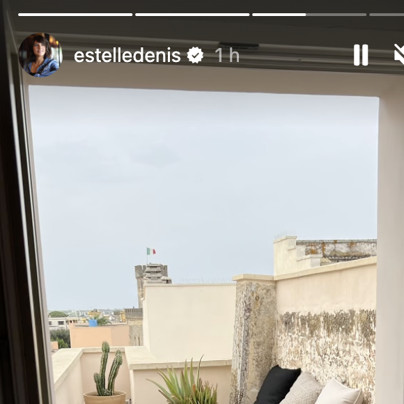 En photo, Estelle Denis a justement partagé une image de sa luxueuse chambre qui possède un balcon, rappelant le charme traditionnel de la ville de Nardò.
Estelle Denis en vacances en Italie avec son compagnon. Instagram