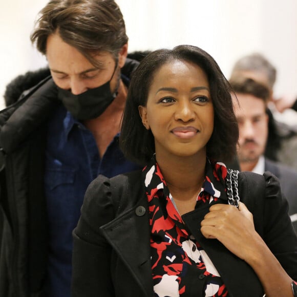 Vincent Cerutti, l'amoureux d'Hapsatou Sy, est dans la tourmente.
Hapsatou Sy et son compagnon Vincent Cerutti - Procès contre E.Zemmour pour "injure raciale" envers Hapsatou Sy au tribunal correctionnel de Paris. © Jonathan Rebboah / Bestilmage 