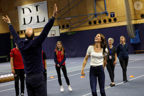 Le prince William, prince de Galles, et Catherine (Kate) Middleton, princesse de Galles, au centre sportif national de Bisham Abbey à Marlow, à l'occasion de la Journée mondiale de la Santé mentale, le 12 octobre 2023. Catherine (Kate) Middleton, princesse de Galles, portait un pansement à deux doigts de sa main droite. 