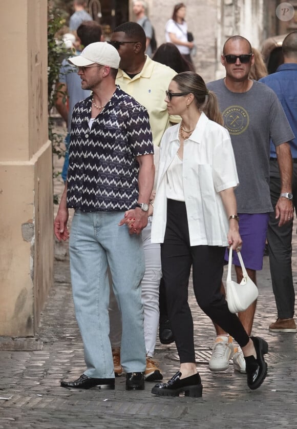 Justin Timberlake et sa femme Jessica Biel, main dans la main, profitent de leurs vacances à Rome, le 1er octobre 2023. Outre la visite de sites historiques tels que l'Eglise et les catacombes de San Callisto, le couple a fait une halte à la célèbre boutique Borsalino avant de déjeuner dans le centre-ville. 