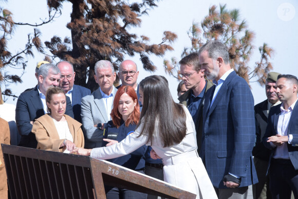 Le roi Felipe VI et la reine Letizia d'Espagne, rendent visite aux maires des communes touchées par l'incendie de forêt du Mirador de Chipeque, à Santa Ursula, Tenerife, îles Canaries, Espagne, le 24 octobre 2023. 