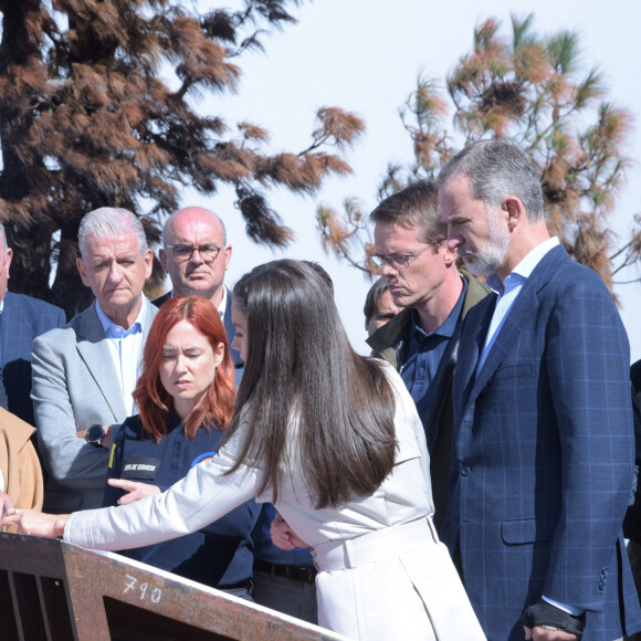 Le roi Felipe VI et la reine Letizia d'Espagne, rendent visite aux maires des communes touchées par l'incendie de forêt du Mirador de Chipeque, à Santa Ursula, Tenerife, îles Canaries, Espagne, le 24 octobre 2023. 