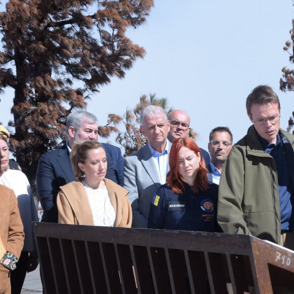 Le couple s'est rendu aux îles Canaries et ce n'était pas pour y passer des vacances
Le roi Felipe VI et la reine Letizia d'Espagne, rendent visite aux maires des communes touchées par l'incendie de forêt du Mirador de Chipeque, à Santa Ursula, Tenerife, îles Canaries, Espagne, le 24 octobre 2023. 