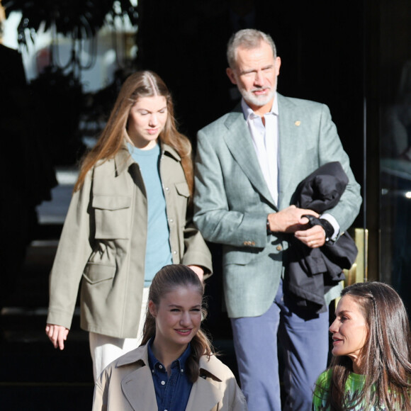 Le roi Felipe VI, la reine Letizia d’Espagne et leur fills les princesses Leonor et Sofia d'Espagne quittent l'hôtel Reconquista à Oviedo le 21 octobre 2023.  Le roi Felipe VI, la reine Letizia d’Espagne et leur fills les princesses Leonor et Sofia d'Espagne quittent l'hôtel Reconquista à Oviedo King Felipe, Queen Letizia, Princess Leonor and Infanta Sofia leave the Reconquista Hotel on October 21, 2023 in Oviedo (Spain). KING FELIPE Raúl Terrel / Europa Press 10/21/2023 