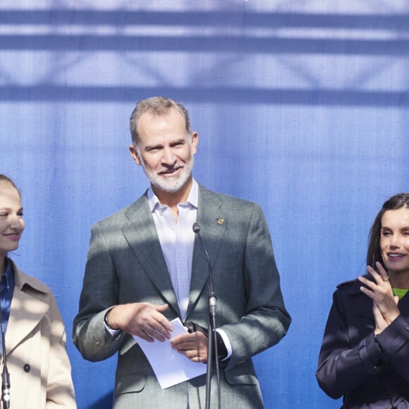 La princesse Leonor, le roi Felipe VI, la reine Letizia, l'infante Sofia - Les membres de la famille royale d'Espagne visitent les villes primées des Asturies en 2023. Le 21 octobre 2023.  King Felipe VI of Spain, Queen Letizia of Spain, Crown Princess Leonor and Princess Sofia visit the Arroes, Pion and Candanal region have been awarded Best Asturian Town of 2023 on October 21, 2023 in Villaviciosa, Spain. 