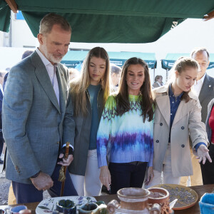 La princesse Leonor, le roi Felipe VI, la reine Letizia et la princesse Sofia - La famille royale d'Espagne en visite dans les plus beaux villages 2023 des Asturies. Le 21 octobre 2023  