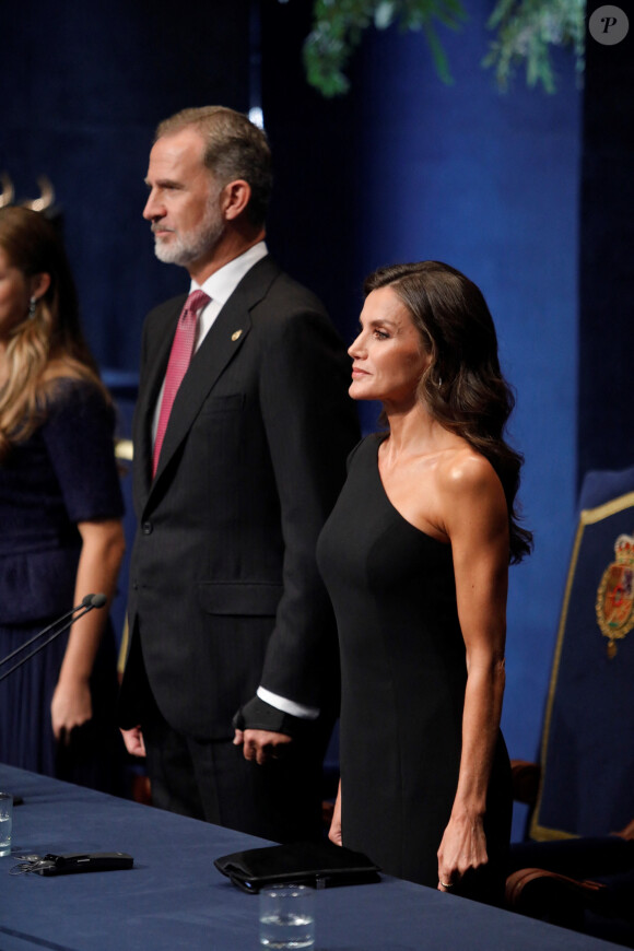 Le roi Felipe VI et la reine Letizia d’Espagne - La famille royale d'Espagne lors de la cérémonie des "Prix Princesse des Asturies 2023" à Oviedo, Espagne, le 20 octobre 2023.  King Felipe VI and Queen Letizia preside over the 43rd edition of the Princess of Asturias Awards 2023, at the Campoamor Theater, on October 20, 2023, in Oviedo, Asturias (Spain). The Princess of Asturias Awards Ceremony is the main activity carried out by the Princess of Asturias Foundation, a private non-profit institution whose objectives are to contribute to the exaltation and promotion of scientific, cultural and humanistic values and to consolidate the links between the Principality of Asturias and the title traditionally held by the heirs to the Crown of Spain. The day is considered one of the most important cultural events on the international agenda. 