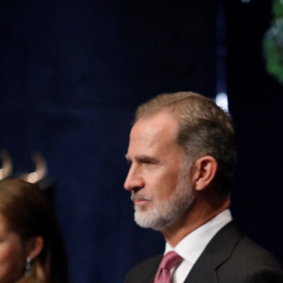 Le roi Felipe VI et la reine Letizia d’Espagne - La famille royale d'Espagne lors de la cérémonie des "Prix Princesse des Asturies 2023" à Oviedo, Espagne, le 20 octobre 2023.  King Felipe VI and Queen Letizia preside over the 43rd edition of the Princess of Asturias Awards 2023, at the Campoamor Theater, on October 20, 2023, in Oviedo, Asturias (Spain). The Princess of Asturias Awards Ceremony is the main activity carried out by the Princess of Asturias Foundation, a private non-profit institution whose objectives are to contribute to the exaltation and promotion of scientific, cultural and humanistic values and to consolidate the links between the Principality of Asturias and the title traditionally held by the heirs to the Crown of Spain. The day is considered one of the most important cultural events on the international agenda. 