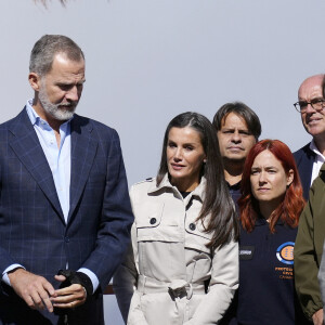 Le roi Felipe VI et la reine Letizia d'Espagne, rendent visite aux maires des communes touchées par l'incendie de forêt du Mirador de Chipeque à Santa Ursula, à Santa Ursula, Tenerife, îles Canaries, Espagne, le 24 octobre 2023.