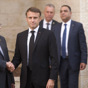 Le président de la République française Emmanuel Macron est accueilli par son homologue le président palestinien Mahmoud Abbas à Ramallah, Israël, le 24 octobre 2023.© Nicolas Messyasz/Pool/Bestimage 