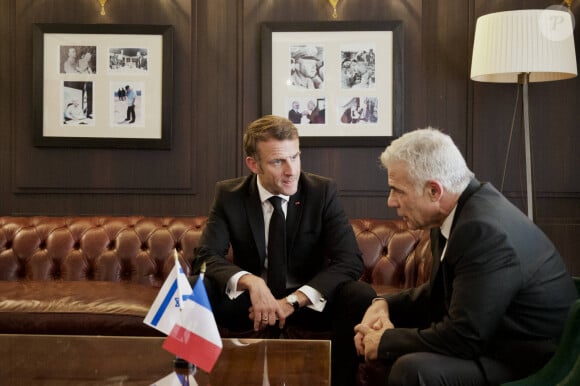 Le président de la République française Emmanuel Macron rencontre Yaïr Lapid, chef de l'opposition en Israël, à Jérusalem, le 24 octobre 2023. Le président français est en déplacement en Israël (24 - 25 octobre 2023) pour témoigner de la solidarité de la France dans le conflit armé opposant le Hamas à Israël et oeuvrer pour la libération des otages à Gaza. © Nicolas Messayasz / Pool / Bestimage 