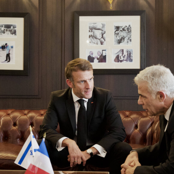 Le président de la République française Emmanuel Macron rencontre Yaïr Lapid, chef de l'opposition en Israël, à Jérusalem, le 24 octobre 2023. Le président français est en déplacement en Israël (24 - 25 octobre 2023) pour témoigner de la solidarité de la France dans le conflit armé opposant le Hamas à Israël et oeuvrer pour la libération des otages à Gaza. © Nicolas Messayasz / Pool / Bestimage 