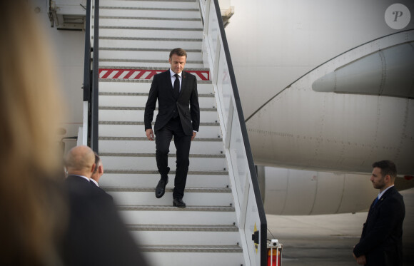 Le président Emmanuel Macron arrive à Tel Aviv et rencontre les familles des otages du Hamas le 24 octobre 2023. © Nicolas Messyasz / Pool / Bestimage 