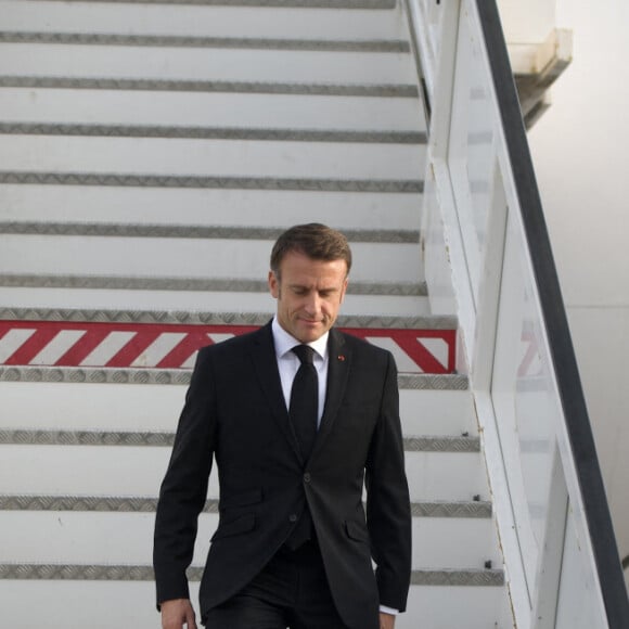 Le président Emmanuel Macron arrive à Tel Aviv et rencontre les familles des otages du Hamas le 24 octobre 2023. © Nicolas Messyasz / Pool / Bestimage 