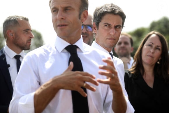 Le président français Emmanuel Macron et le ministre de l'éducation, Gabriel Attal se rendent dans les Pyrénées-Atlantiques, à Orthez, aux côtés des élèves et personnels du collège Daniel Argote, à l'occasion de la rentrée scolaire, France, le 5 septembre 2023. © Stéphane Lemouton/Bestimage