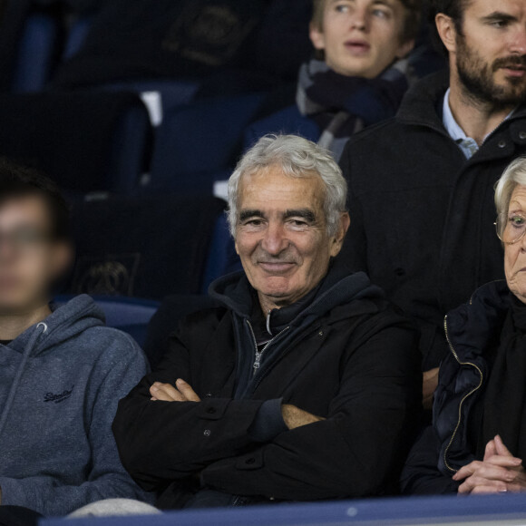 Raymond Domenech est venu avec son fils, Merlin
 
Raymond Domenech et son fils Merlin - People dans les tribunes lors du match de ligue des champions entre le PSG et l'AC Milan au Parc des Princes à Paris le 25 octobre 2023. © Cyril Moreau/Bestimage
