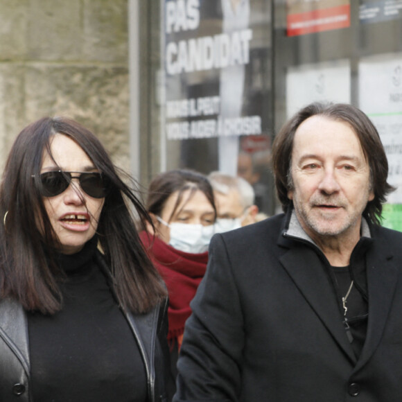 Béatrice Dalle, Jean-Hugues Anglade - Sorties obsèques de Jean-Jacques Beineix en l'église Saint Roch à Paris le 20 janvier 2022 