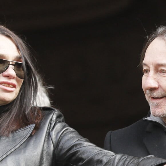 Béatrice Dalle, Jean-Hugues Anglade - Sorties obsèques de Jean-Jacques Beineix en l'église Saint Roch à Paris le 20 janvier 2022 