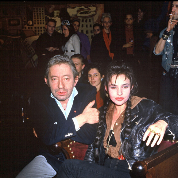 Serge Gainsbourg lui avait autrefois dit qu'elle avait des "yeux de vicelard".
Serge Gainsbourg avec Beatrice Dalle en soirée au Palace en 1989