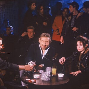 C'était lors d'une émission de Thierry Ardisson, alors qu'elle n'avait que 24 ans.
Thierry Ardisson, Serge Gainsbourg et Béatrice Dalle lors de l'émission 'Lunettes noires pour nuits blanches' au Palace en 1989