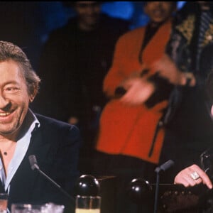 Serge Gainsbourg et Béatrice Dalle lors de l'émission 'Lunettes noires pour nuits blanches' au Palace en 1989