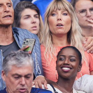 Nagui et sa femme Melanie Page - Célébrités dans les tribunes du match de football entre la France et la Grèce au Stade de France dans le cadre des éliminatoires pour l'Euro 2024, le 19 juin 2023. © Cyril Moreau/Bestimage
