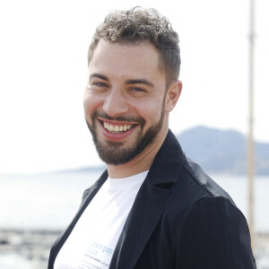 Les obsèques de Marwan Berreni auront lieu samedi prochain, vient-on d'apprendre.
Marwan Berreni lors du photocall de "Plus Belle La Vie" lors du festival Cannes Series. © Denis Guignebourg/Bestimage 