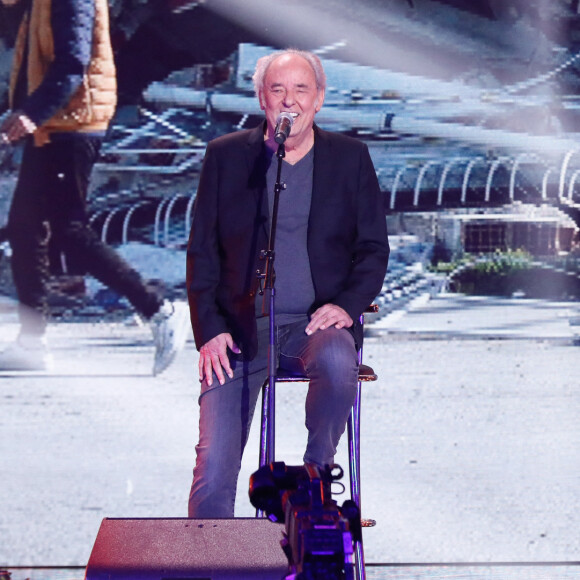 Rapidement pris en charge par ses musiciens et son fils
Exclusif - Maxime Le Forestier et son fils Arthur chantent "Né quelque part" lors de l'émission "Unis face au séisme" à l'Olympia diffusée en direct sur France 2 le 14 mars 2023. Au terme de l'émission, les promesses de dons s'élevaient à 2,3 millions d'euros. Unis face au séisme est un grand concert de solidarité pour les populations turque et syrienne. Pour venir en aide aux milliers de familles victimes des séismes en Turquie et en Syrie, France Télévisions poursuit sa mobilisation aux côtés de la Fondation de France en organisant un grand concert en direct de l'Olympia, mardi 14 mars. L.Salamé et S.Bern ont présenté cette soirée de solidarité à laquelle ont participé des artistes français, turcs et syriens. Le 6 février 2023, deux séismes exceptionnels de magnitude 7,8 et 7,6 ont frappé le sud de la Turquie et le nord-ouest de la Syrie, faisant au moins 52 000 morts et détruisant des milliers d'habitations. Cette catastrophe est la plus meurtrière que la région ait connue depuis des siècles. Plus d'un mois après, la situation reste toujours extrêmement critique et les besoins d'urgence, l'aide alimentaire, l'accès à l'eau potable, la mise à l'abri des populations restent toujours d'actualité, alors que les températures sont particulièrement froides. Dans le nord-ouest de la Syrie, les 180 000 personnes déplacées par le tremblement de terre s'ajoutent aux 2,8 millions de personnes qui vivent déjà dans des conditions difficiles et précaires après avoir été déplacées à plusieurs reprises par la guerre qui dure depuis douze ans. © Christophe Clovis/ Cyril Moreau / Bestimage 
