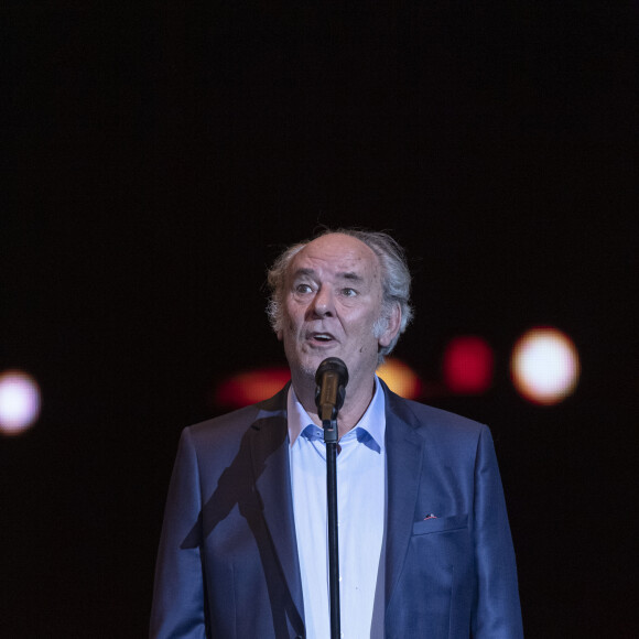 Maxime Le Forestier - La Nuit de la Déprime revient aux Folies Bergère, le 3 février 2020. A quelques jours de la Saint-Valentin, on retrouve sur scène les chanteurs les plus déprimants et les humoristes les plus badants, pour pleurer (de rire). " A quoi sert de courir après le bonheur alors que la déprime est à portée de main" ! Voici le mantra de la Nuit de la déprime de R.Mezrahi. Depuis 8 ans, ce rendez-vous placé sous le signe du désespoir est une soirée incontournable à quelques jours de la Saint-Valentin. L'édition 2020 de la Nuit de la Déprime se tient aux Folies Bergère le lundi 3 février 2020 dès 20h. Le froid, la pluie et la Saint-Valentin vous filent le cafard. Bah cette soirée ne va rien arranger et c'est le but. Toute la soirée, chansons tristes et humour noir sont de la partie, pour nous faire sortir les mouchoirs et pleurer en coeur. R.Mezrahi prévient même "tous vos chanteurs préférés viendront chanter leurs chansons les plus tristes". V.Delerm et le chef M.Veyrat se chargent d'assurer le duplex depuis les coulisses. © Pierre Perusseau / Bestimage