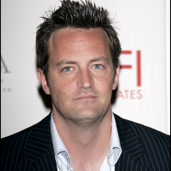 Et elles seront certainement heureuses d'apprendre que sur les lieux de la mort de Matthew Perry, aucune trace de drogue n'a été trouvée.
Matthew Perry sort un livre autobiographique "Friends, Lovers and the Big Terrible Thing" le 1 er novembre et confie avoir failli mourrir