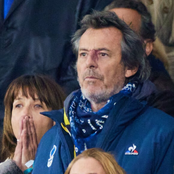 Il explique que ce serait à cause d'un arbre, ou plutôt d'une forêt.
Jean-Luc Reichmann - People des les tribunes de la coupe du Monde de Rugby France 2023 - Match de quart de finale "France-Afrique du Sud (28-29)" au Stade de France à Saint-Denis 15 octobre 2023. © Moreau-Jacovides/Bestimage