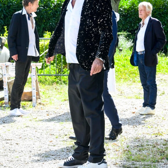 Jean-Luc Reichmann, Dave et son compagnon Patrick Loiseau - Mariage d'Hugues Aufray et de Murielle Mégevand à l'église Saint-Vigor de Marly-Le Roy, France, le 2 septembre 2023.