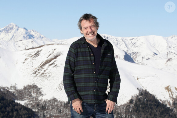 Jean-Luc Reichmann découvre la station de Luchon et rencontre de jeunes skieurs. Il présente sa série " Leo Mattéi, brigade des mineurs" lors de la 25ème Edition du Festival TV de Luchon, France. Le 4 Fevrier 2023. © Patrick Bernard / Bestimage  