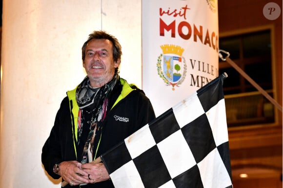 Et ce n'est pas tout : Jean-Luc Reichmann s'est retrouvé coincé en pleine nuit sur les voies.
Jean Luc Reichmann, le parrain de la 14ème édition de l'Africa Eco Race, donne le départ du Rallye le 15 octobre 2022, sur le Quai Antoine 1er face au Star's N Bar à Monaco. © Bruno Bebert/Bestimage