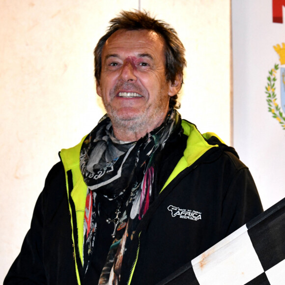 Et ce n'est pas tout : Jean-Luc Reichmann s'est retrouvé coincé en pleine nuit sur les voies.
Jean Luc Reichmann, le parrain de la 14ème édition de l'Africa Eco Race, donne le départ du Rallye le 15 octobre 2022, sur le Quai Antoine 1er face au Star's N Bar à Monaco. © Bruno Bebert/Bestimage