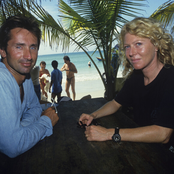 Thierry Lhermitte a vécu une expérience dans un espace très restreint avec sa femme Hélène.
Sur le tournage de "Mon Zénith à moi au Vénézuela", dans le cadre exotique de l'ile de COCHE sur la mer des Caraïbes : Thierry Lhermitte, très bronzé, assis face à sa femme Hélène, devant un fond de palmes et de mer des caraïbes. © Alain Canu via Bestimage