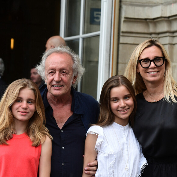 Didier Barbelivien, sa femme Laure et leurs filles Louise et Lola - Mariage de Claude Lelouch à la mairie du 18e à Paris. Le 17 juin 2023.