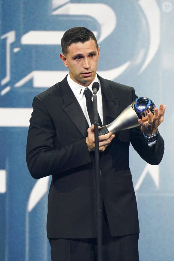 Emiliano Martinez (meilleur gardien de but) lors de la cérémonie des Best Fifa awards à la salle Pleyel à Paris le 27 février 2023. © Pierre Perusseau / Bestimage