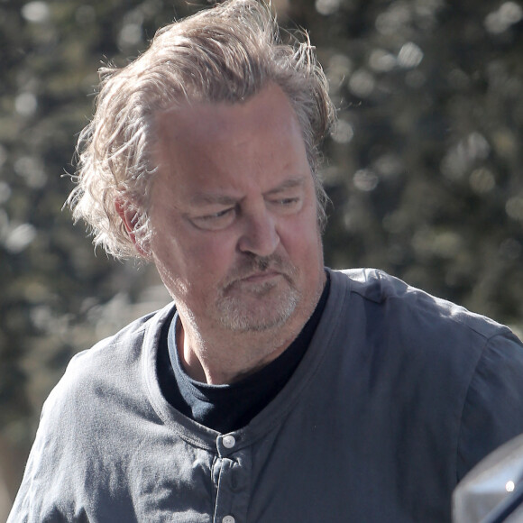 Exclusif - Matthew Perry supervise la livraison d'un lit sur mesure et d'autres meubles de maison de fantaisie dans son nouveau domicile à Los Angeles.
