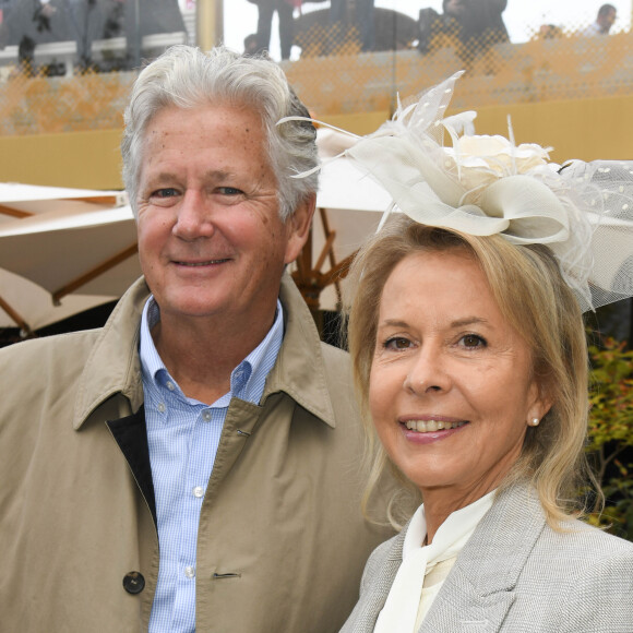 Pierre Dhostel et sa femme Carole Bellemare (rédactrice en chef adjointe Le Figaro) - People au Qatar Prix de l'Arc de Triomphe sur l'hippodrome de Longchamp à Paris le 6 octobre 2019. © Coadic Guirac.Bestimage